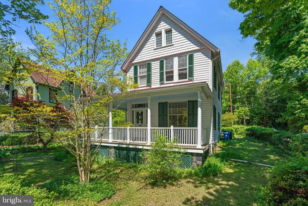 Photo of 702 DEEPDENE ROAD