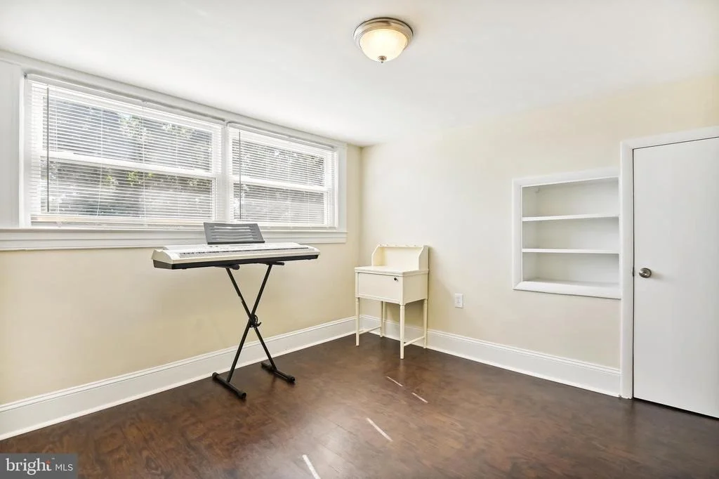 Photo of 607 ALDERSHOT ROAD
