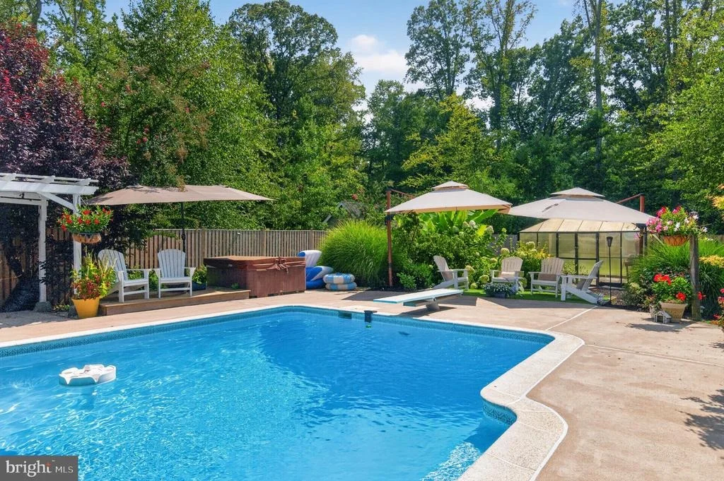 Photo of 1610 RIDOUT ROAD