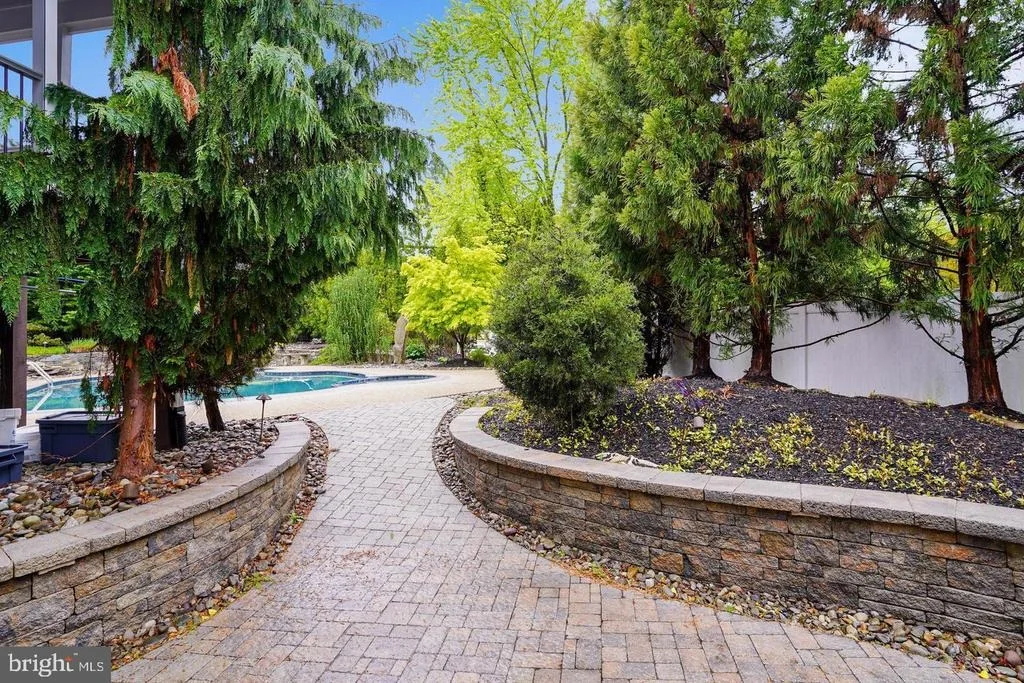 Photo of 6 CRESTVIEW COURT
