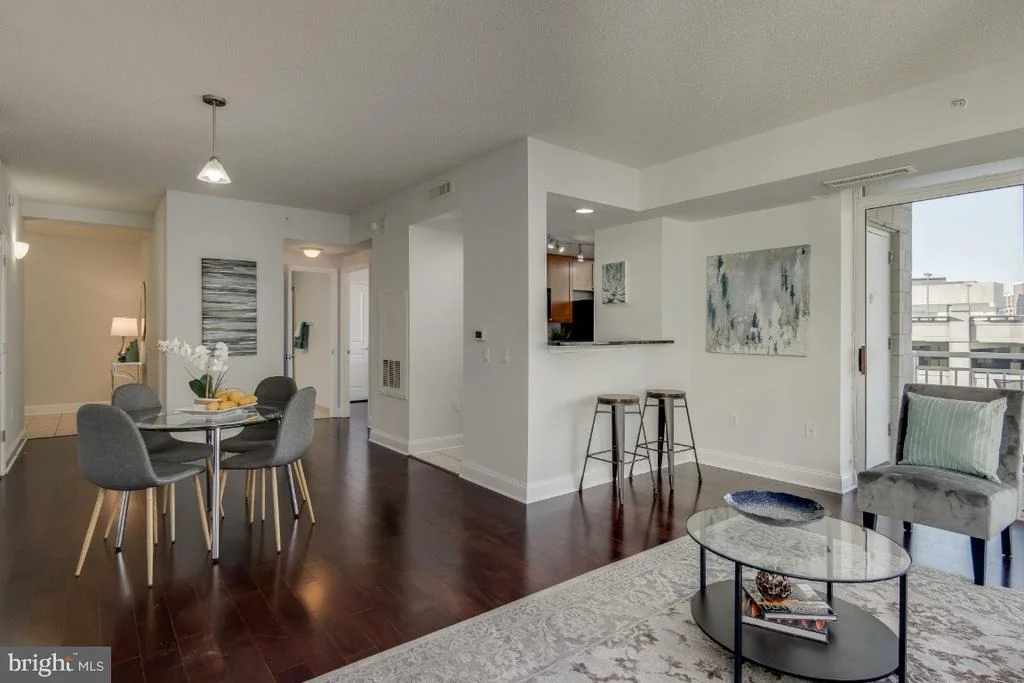 Photo of Unit 709 at 930 WAYNE AVENUE