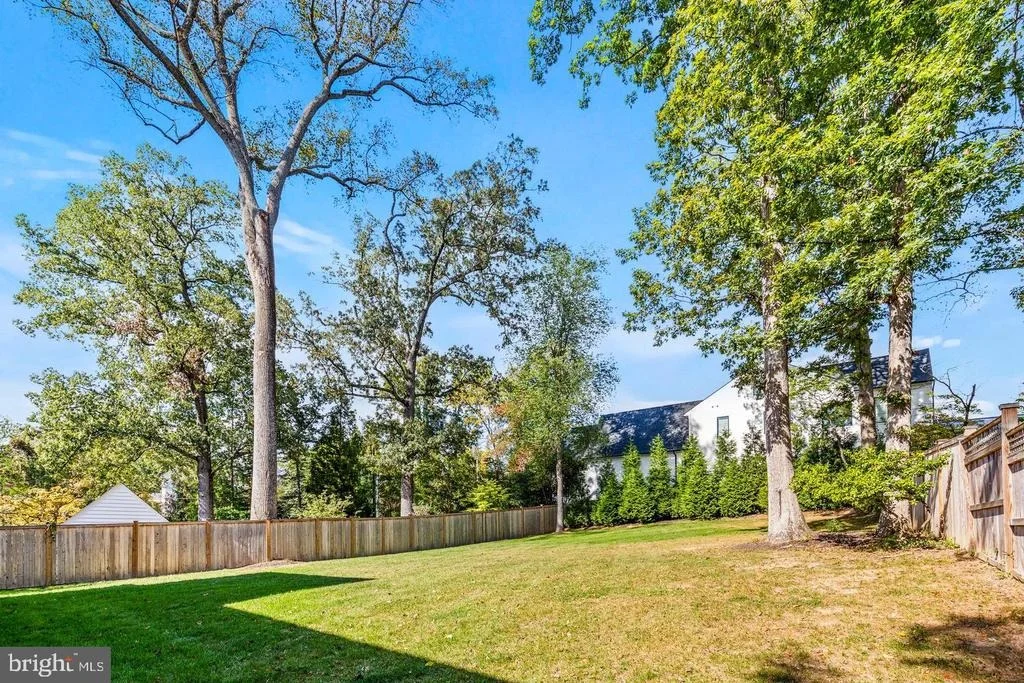 Photo of 6884 CHURCHILL ROAD