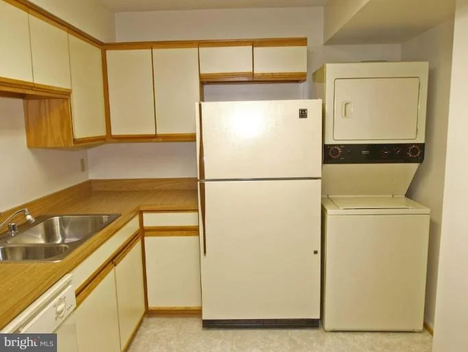 Photo of Unit 815 at 15100 INTERLACHEN DRIVE