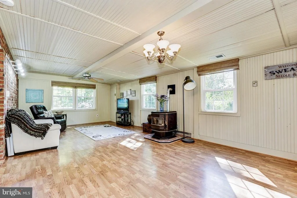 Photo of 18112 MUNCASTER ROAD