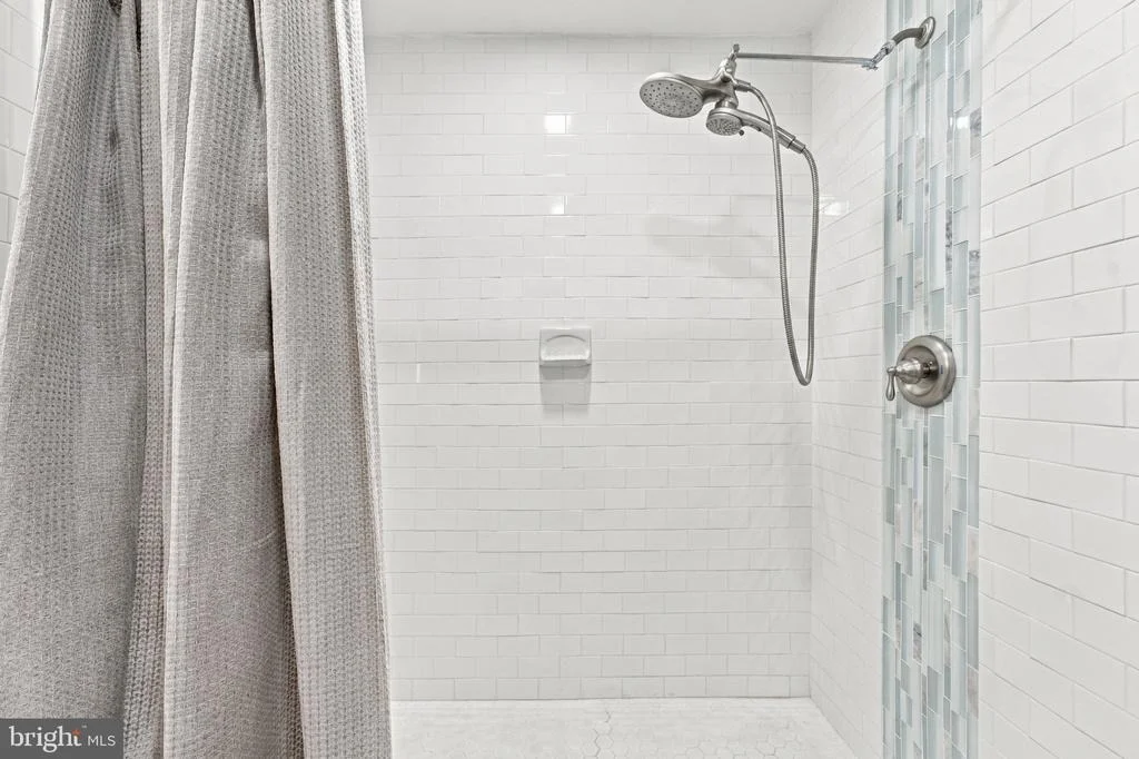Photo of 1421 N THOMAS WAY