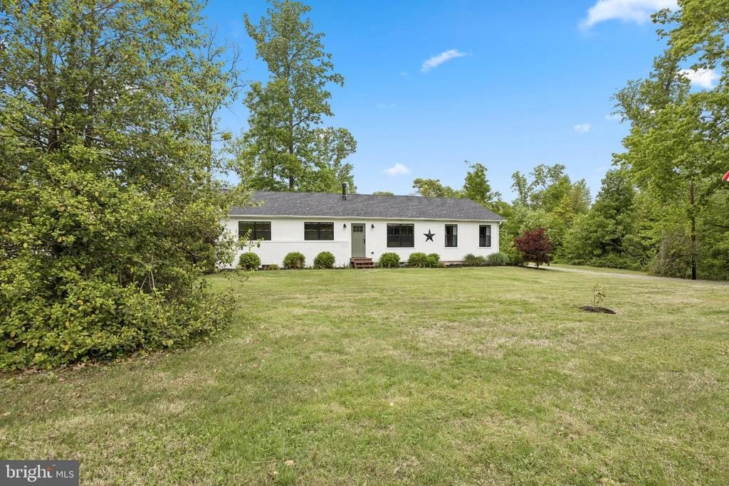 Photo of 9816 FAIRLEE ROAD