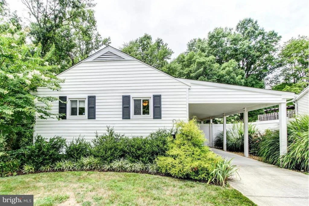 Photo of 830 WHITE WAY