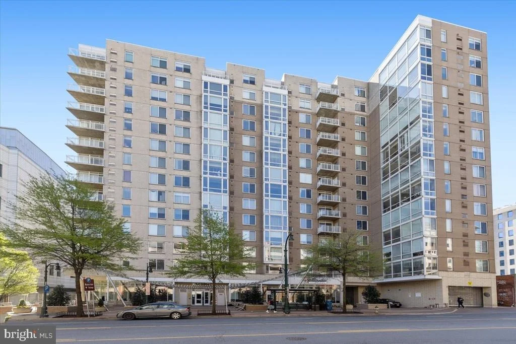 Photo of Unit 405 at 930 WAYNE AVENUE