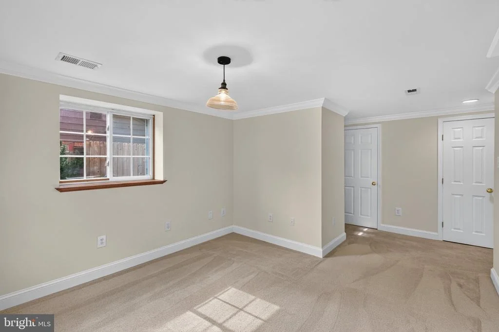 Photo of 5624 QUEENSBERRY AVENUE
