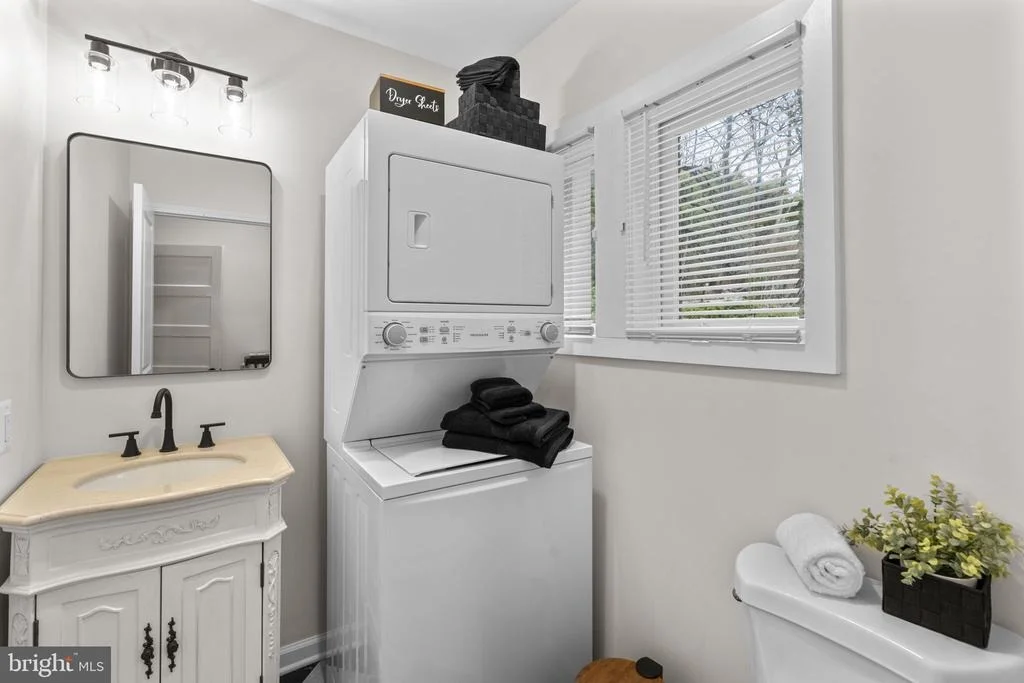 Photo of 702 DEEPDENE ROAD