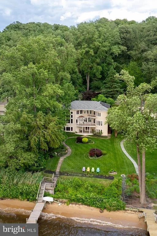 Photo of 922 OLD COUNTY ROAD