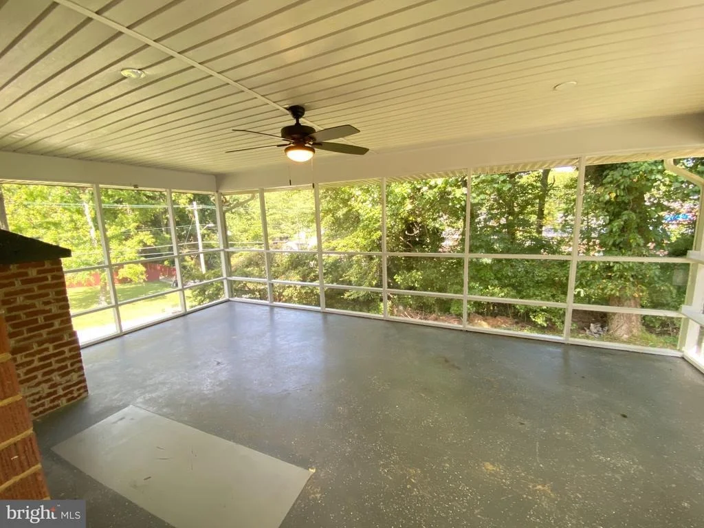 Photo of 6002 MIDDLETON LANE