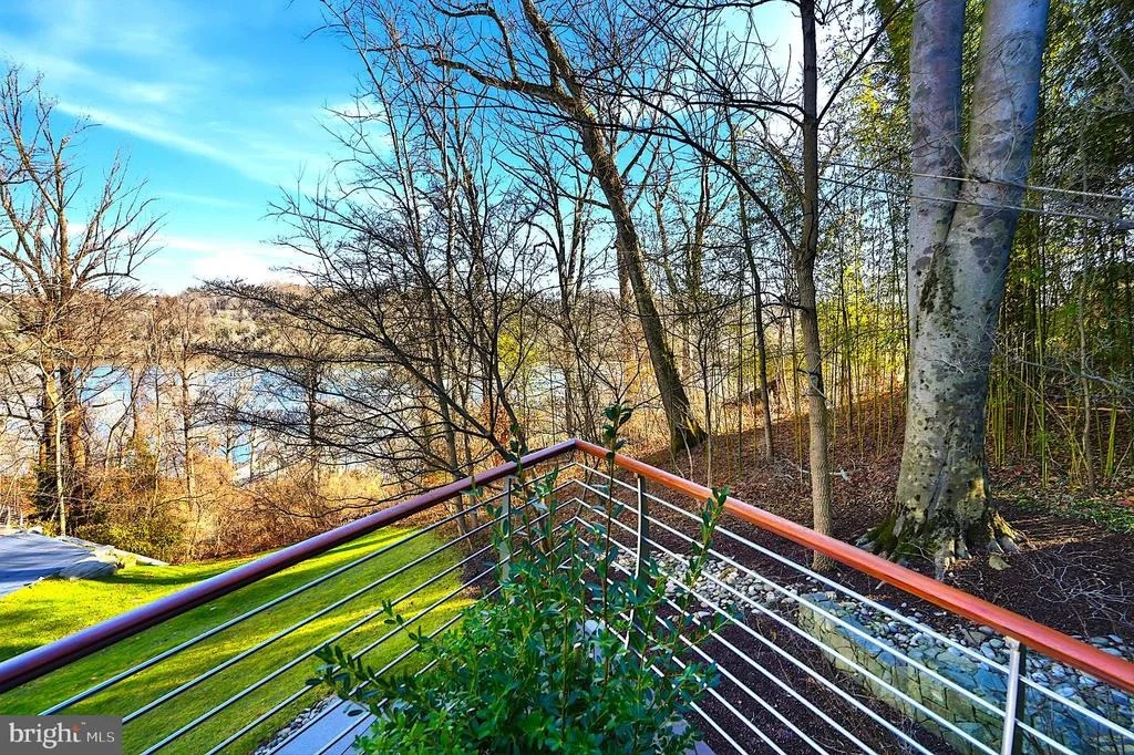 Photo of 1100 CREST LANE