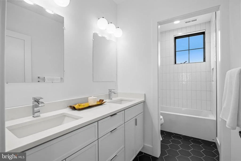Photo of 8 CHAPEL AVE