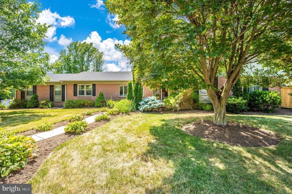 Photo of 201 CRESTVIEW COURT