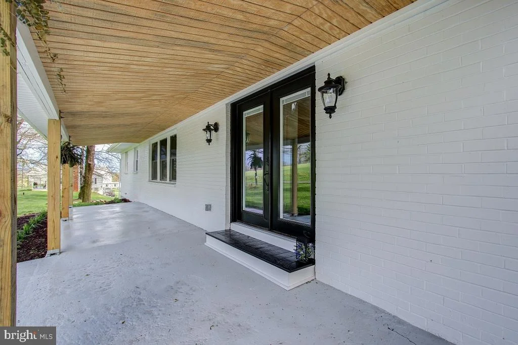 Photo of 8022 BOLIVAR ROAD