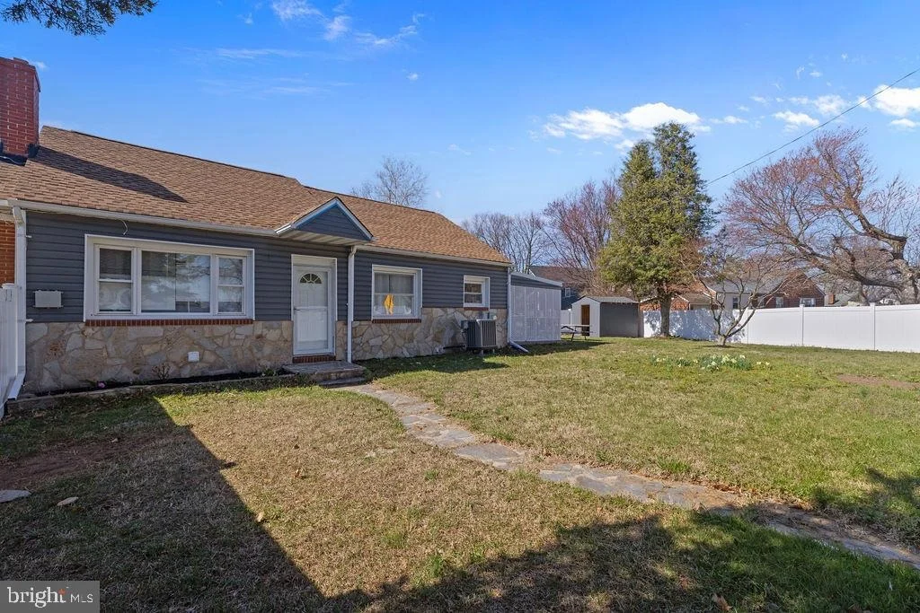 Photo of 8489 ARBUTUS ROAD