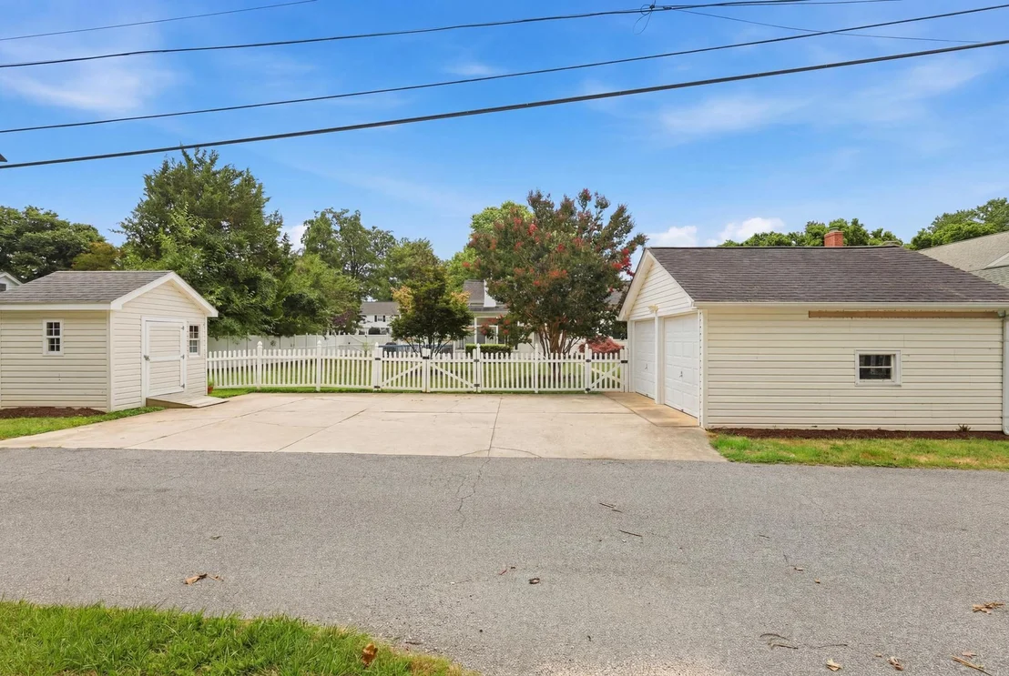 Photo of 727 N GOVERNORS AVENUE