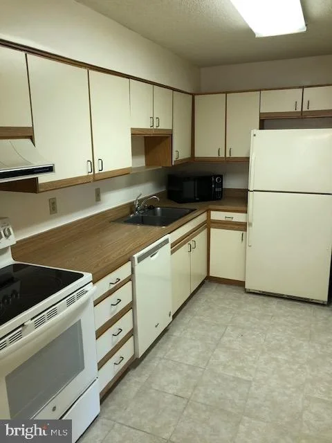 Photo of Unit 3516 at 15115 INTERLACHEN DRIVE