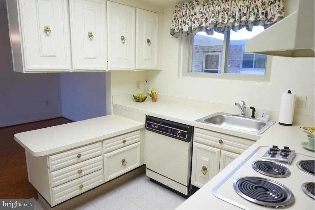 Photo of Unit 702D at 3350 GLENEAGLES DRIVE