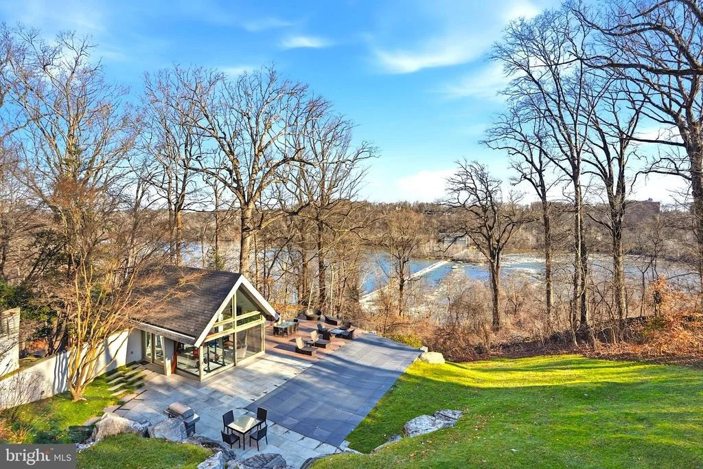Photo of 1100 CREST LANE