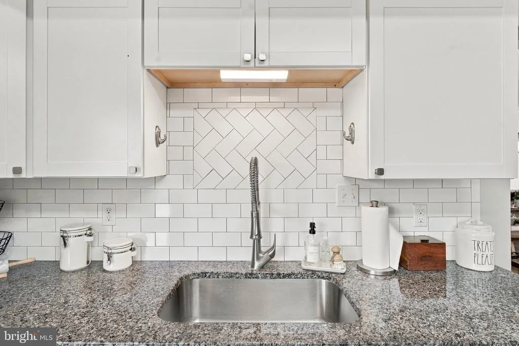 Photo of 1421 N THOMAS WAY