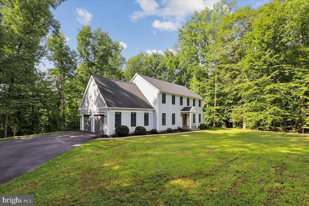 Photo of 8253 HONEYSUCKLE ROAD