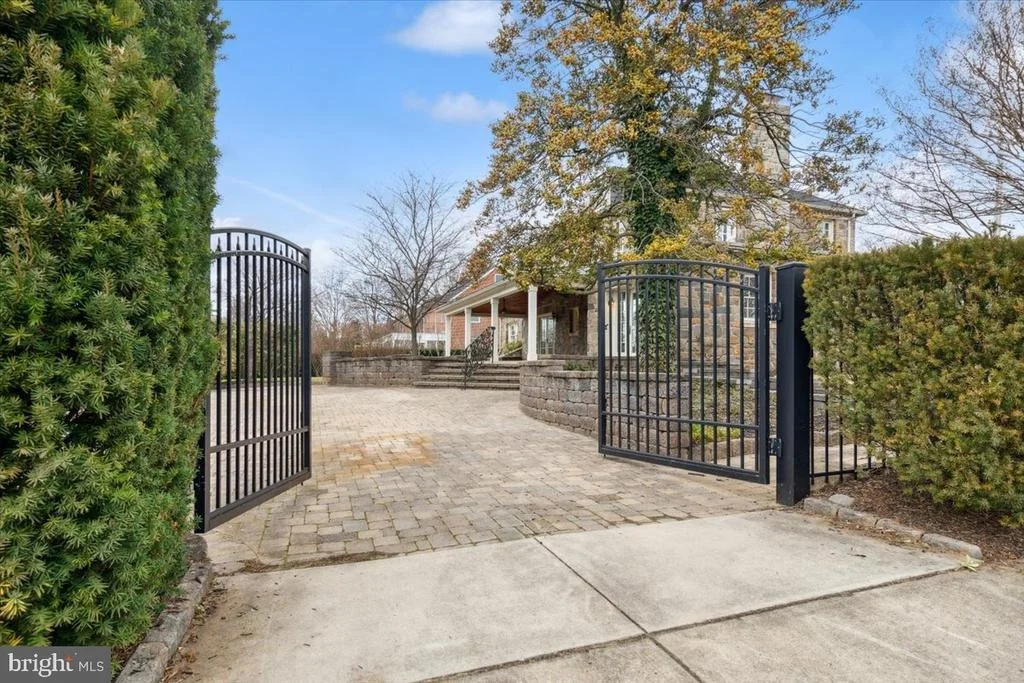 Photo of 900 ROSEMONT AVENUE