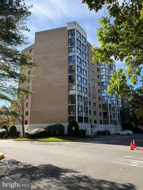 Photo of Unit 1124 at 15101 INTERLACHEN DRIVE