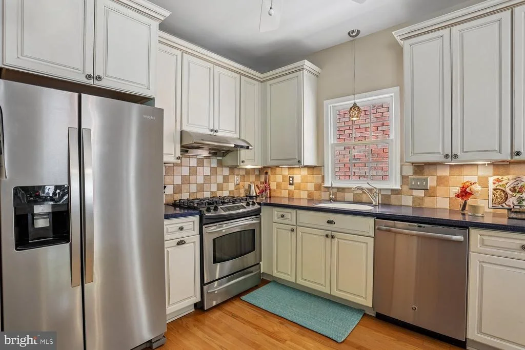 Photo of 465 TSCHIFFELY SQUARE ROAD