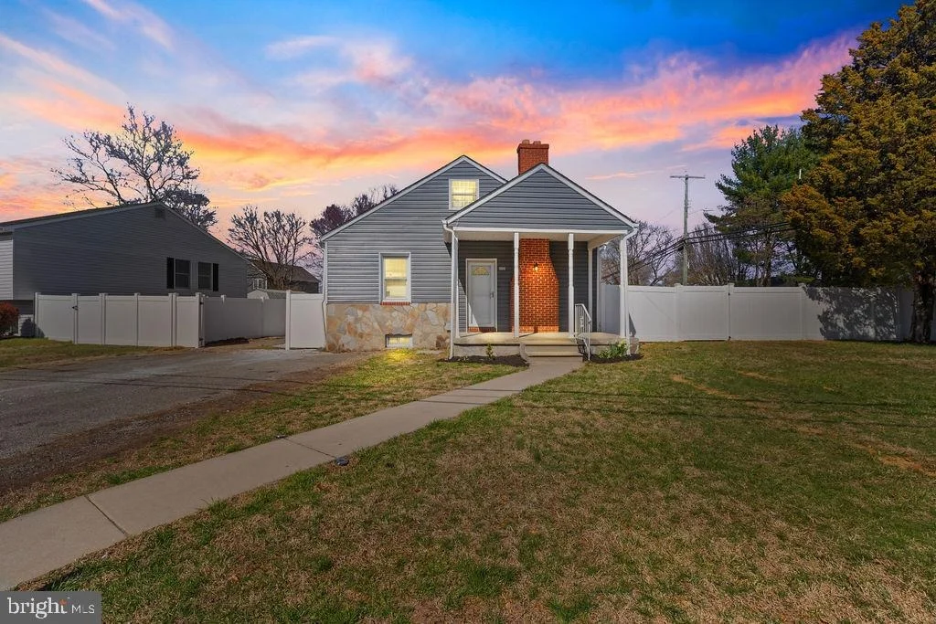 Photo of 8489 ARBUTUS ROAD