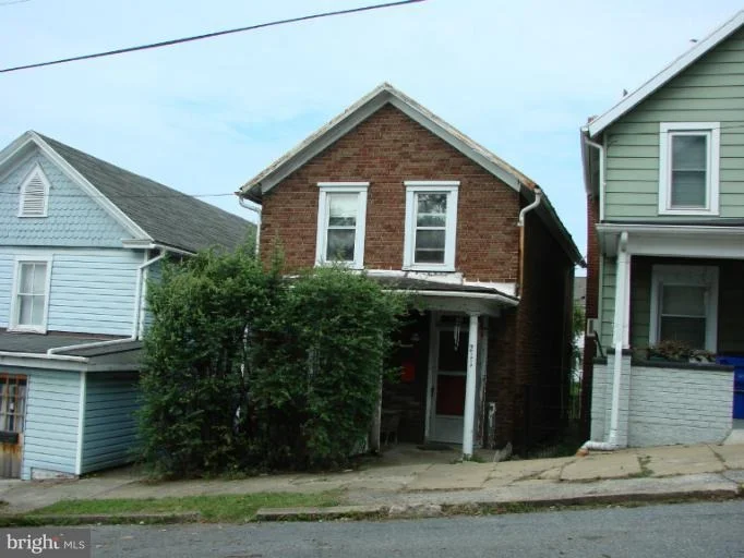 Photo of 211 MAPLE AVENUE N