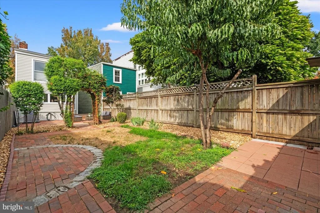 Photo of 1016 PENDLETON STREET