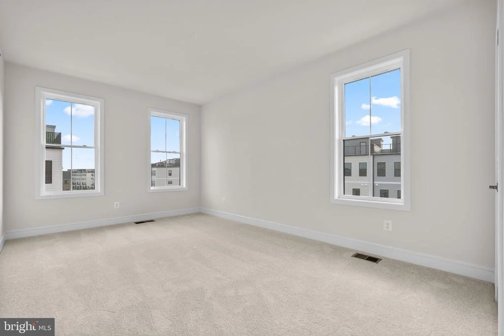 Photo of 43305 FARRINGDON SQUARE