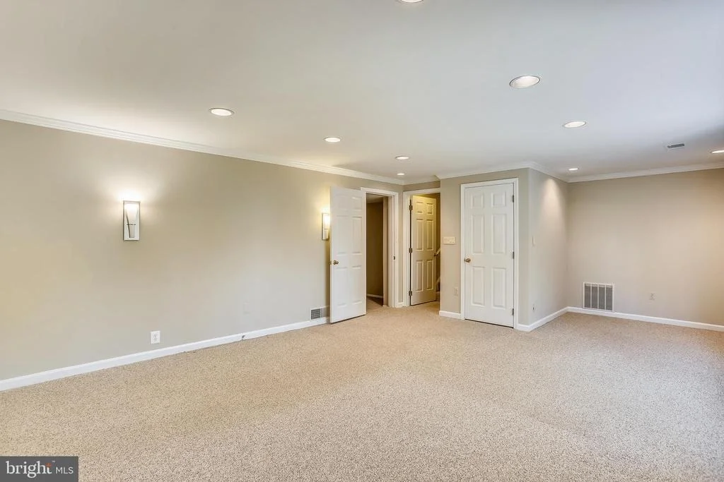 Photo of 19005 PLUMMER DRIVE