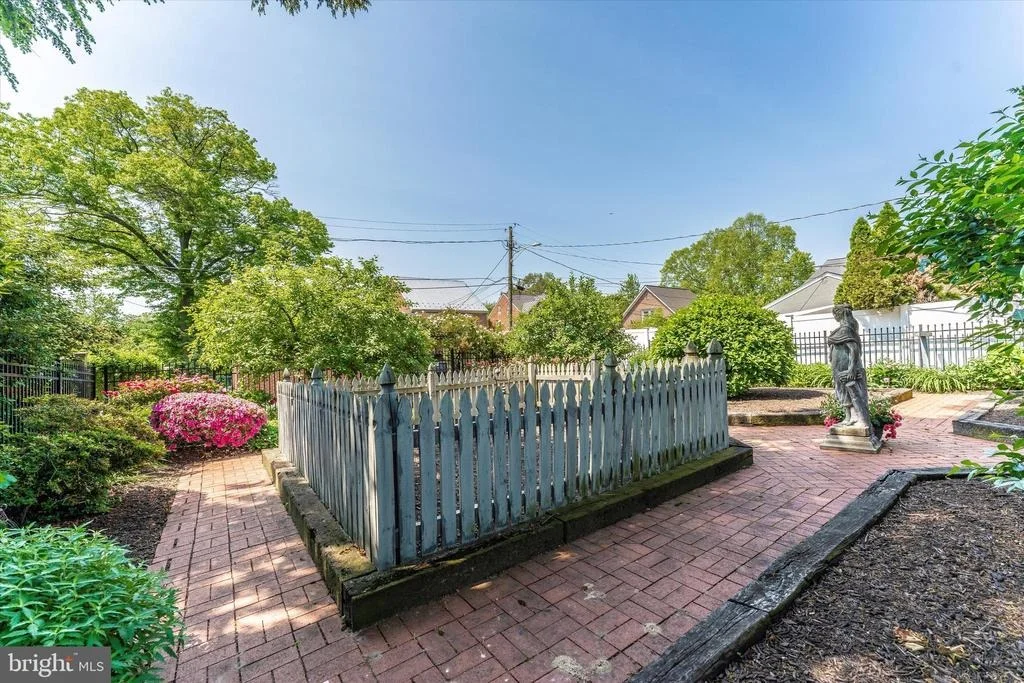 Photo of 402 W 2ND STREET