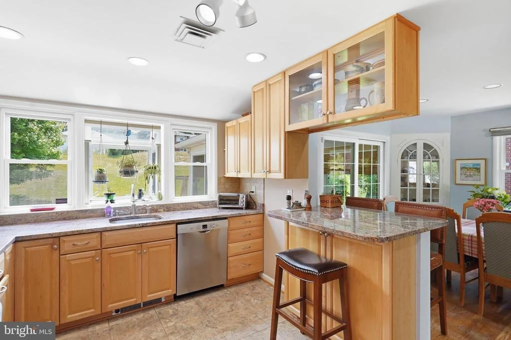 Photo of 2303 FARRINGDON ROAD