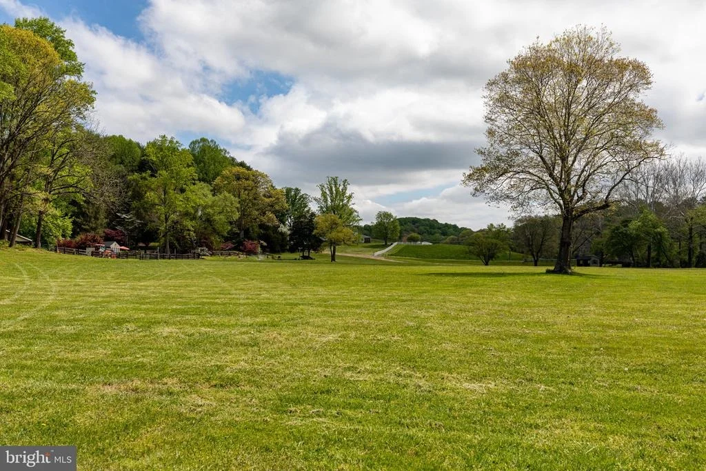 Photo of 2310 PUTNAM ROAD