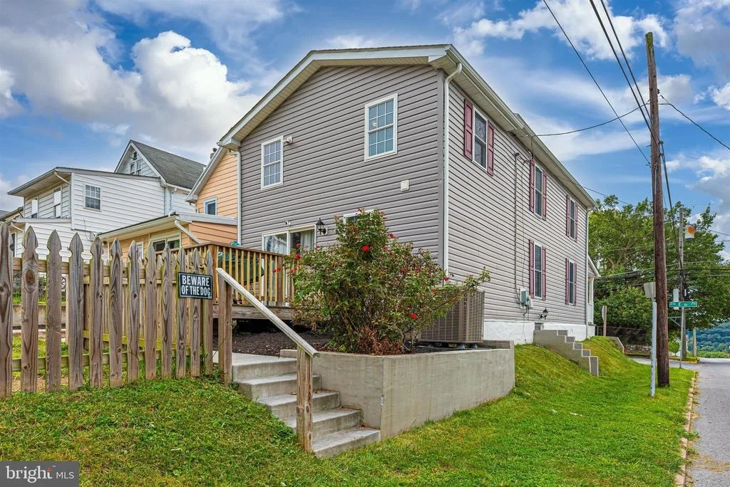 Photo of 1 E E STREET