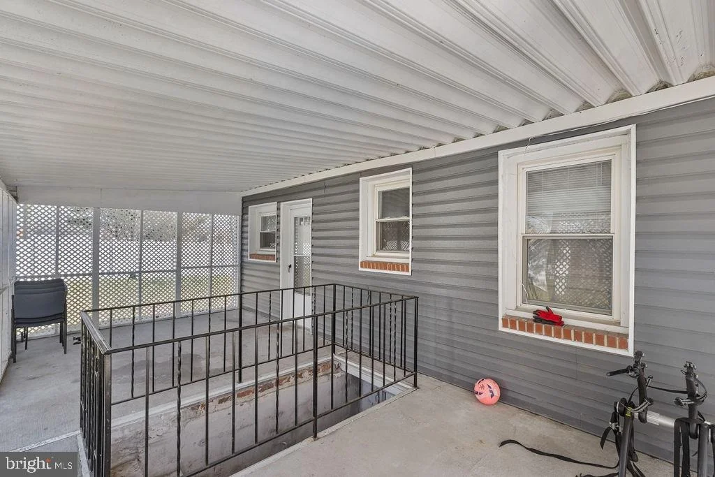 Photo of 8489 ARBUTUS ROAD