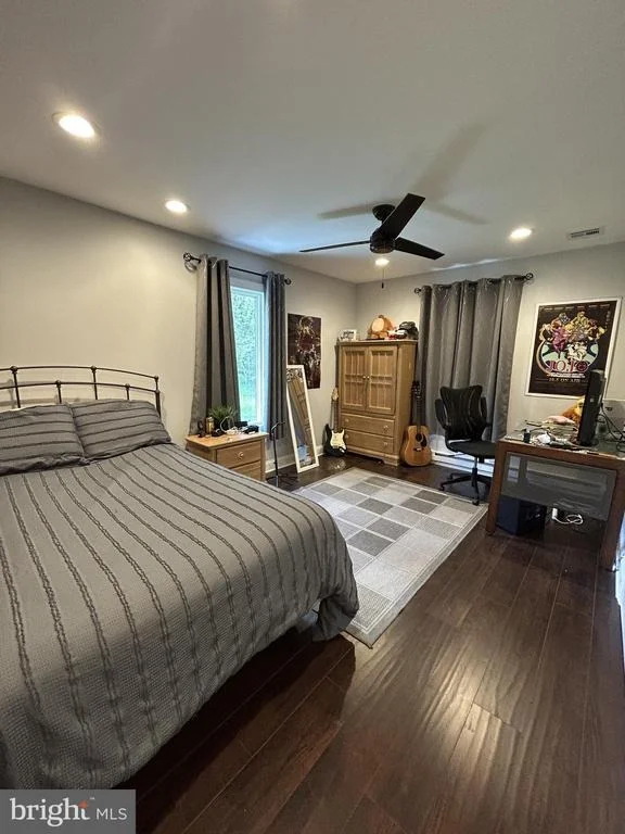 Photo of 902 N ISLAND ROAD