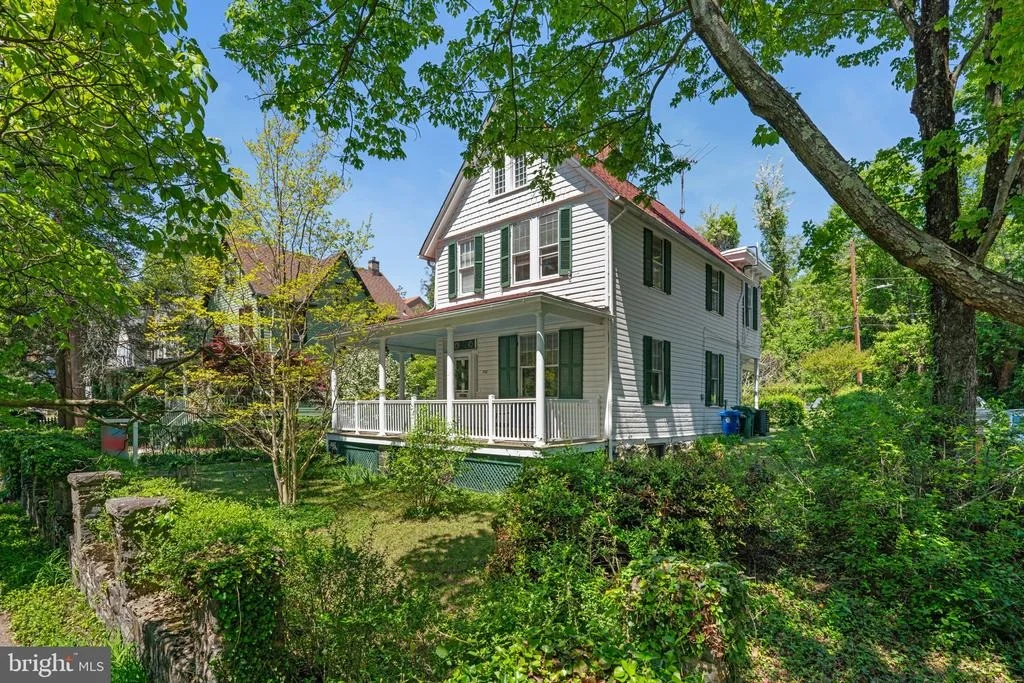 Photo of 702 DEEPDENE ROAD
