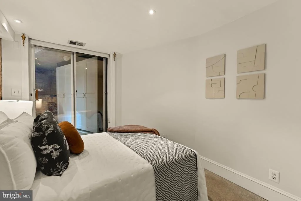 Photo of Unit 2 at 6 LOGAN CIRCLE NW