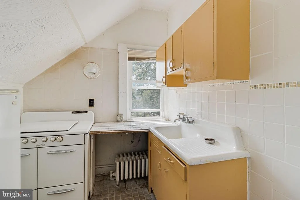 Photo of 1022 LEEDS AVENUE