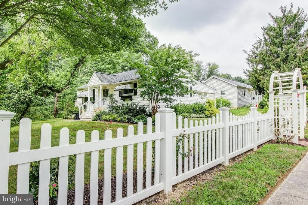 Photo of 830 WHITE WAY