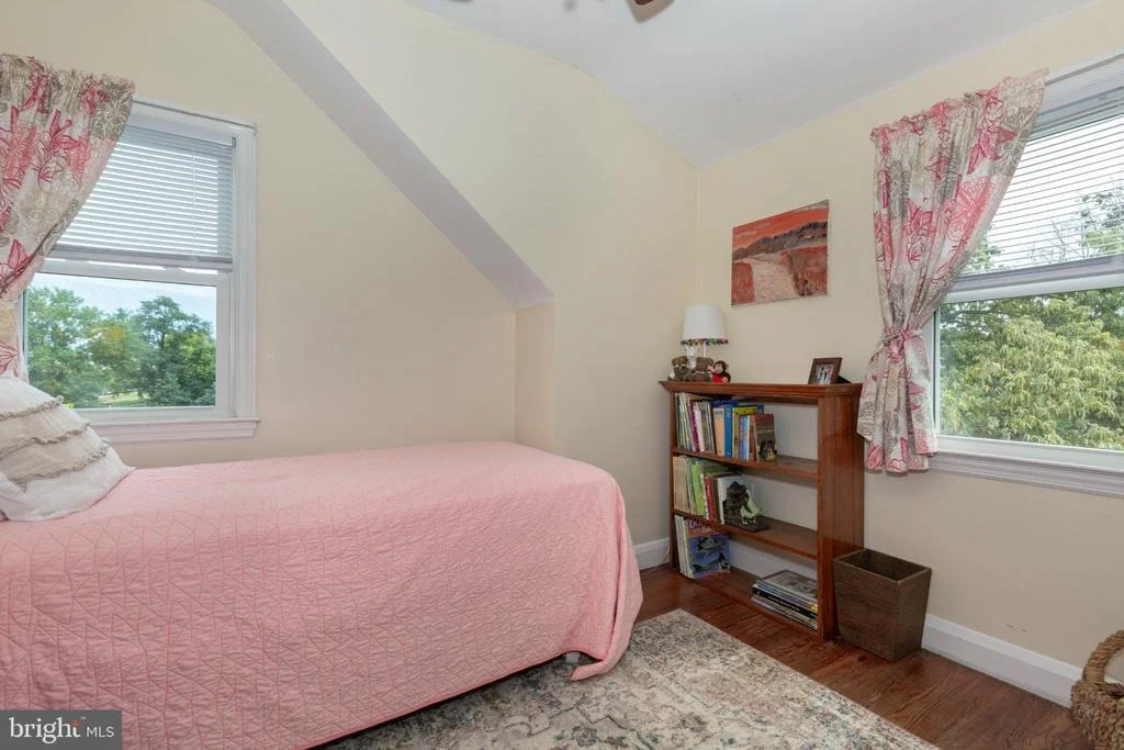 Photo of 701 LONGVIEW AVENUE