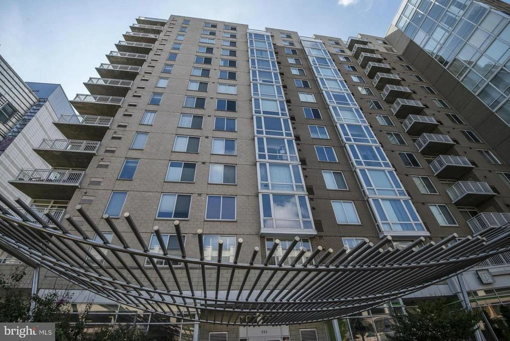 Photo of Unit 409 at 930 WAYNE AVENUE