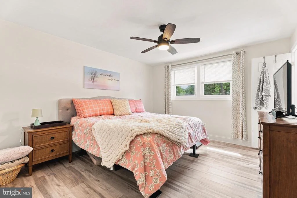 Photo of 6921 UNIVERSITY DRIVE