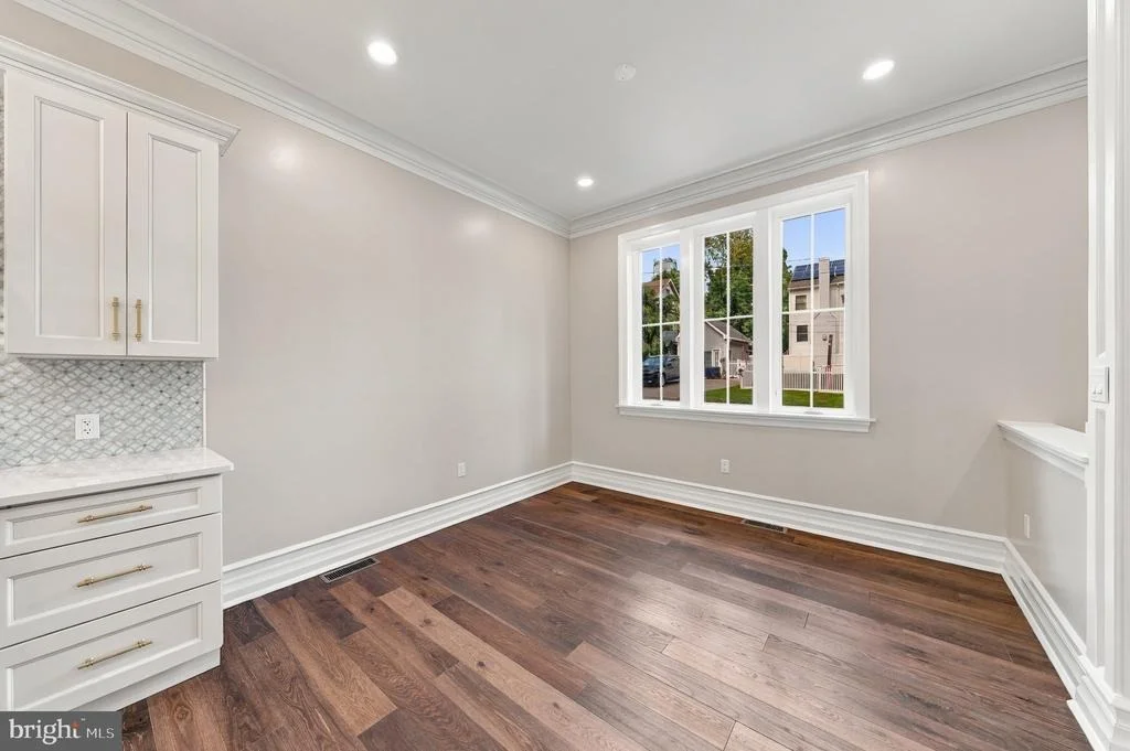 Photo of 230 E SUMMIT AVENUE