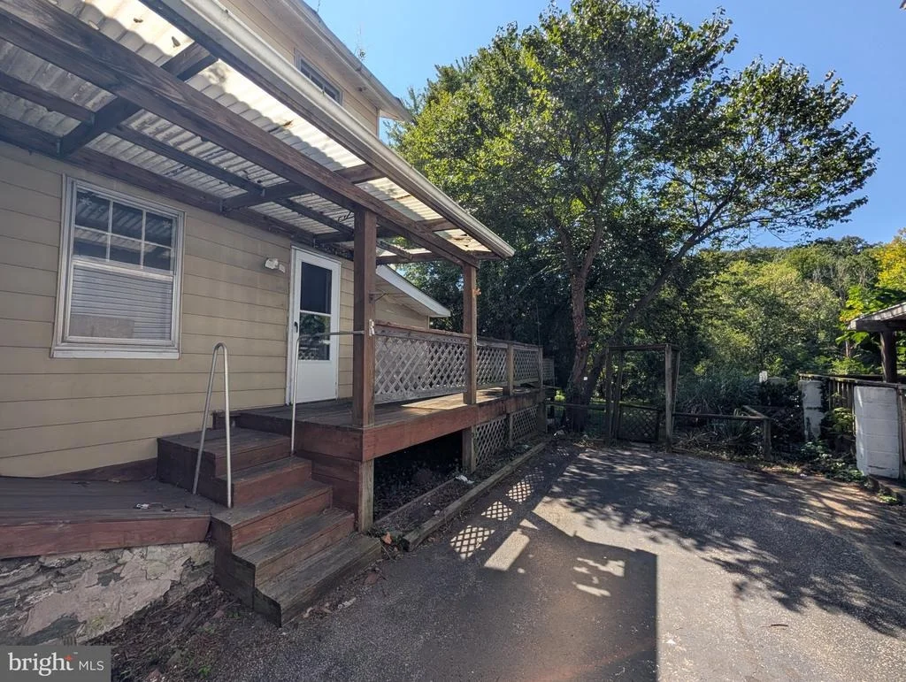 Photo of 6090 FALLS ROAD
